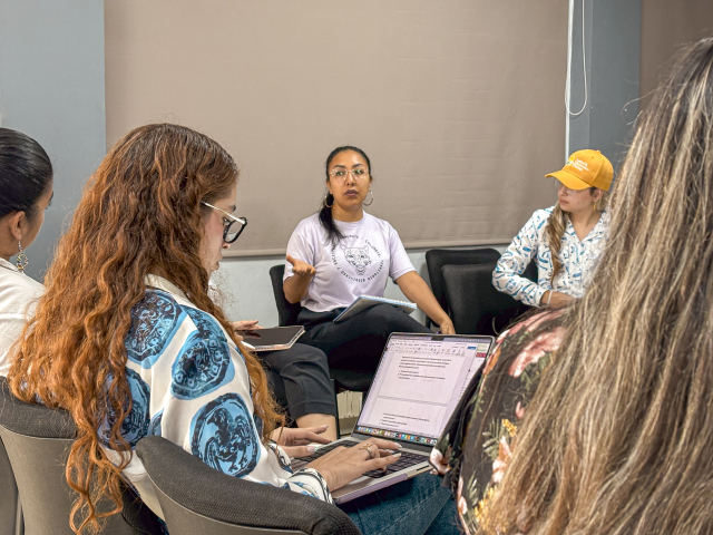 un-grupo-de-mujeres-sentadas-en-sillas-con-computadoras-portatiles