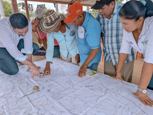 un-grupo-de-personas-que-miran-un-mapa-en-una-mesa