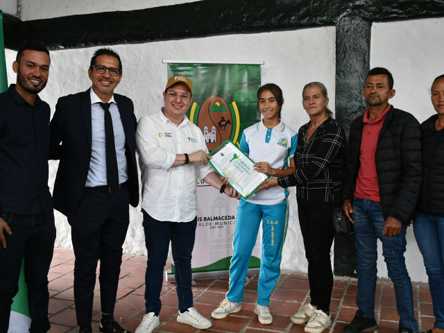 un-grupo-de-personas-que-se-unen-juntas-sosteniendo-un-certificado