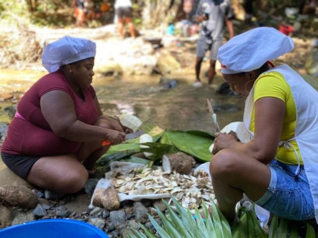 dos-mujeres-estn-preparando-comida-en-un-arroyo