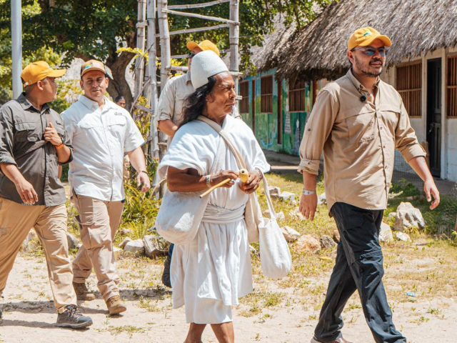 indigena-arhuaco-y-director-ant-caminando-por-un-camino-de-tierra