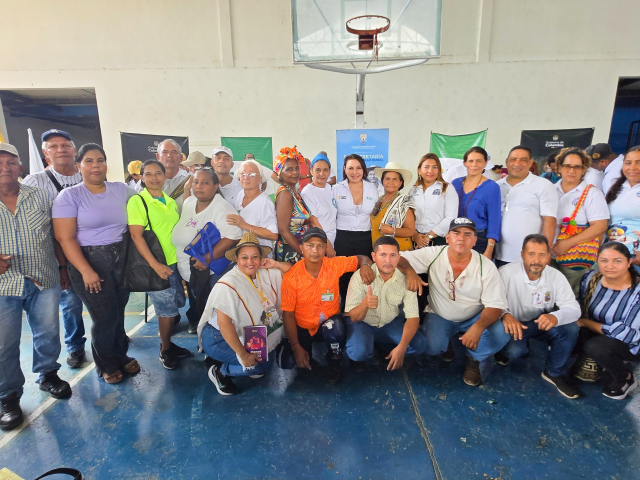 un-grupo-de-personas-posando-para-una-foto-en-un-gimnasio