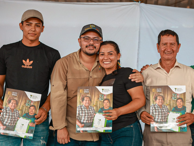 un-grupo-de-personas-sosteniendo-sus-libros