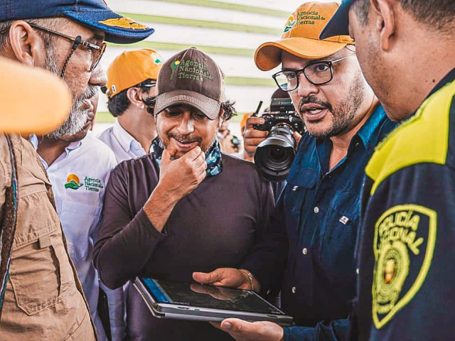 director-ant-con-un-grupo-de-hombres-mirando-una-tableta