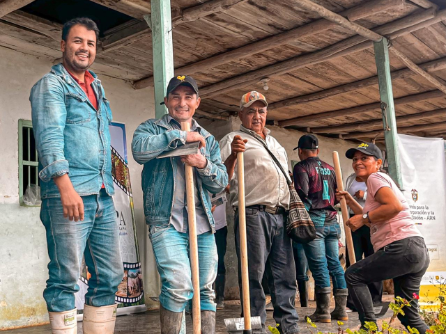 un-grupo-de-personas-parados-afuera-de-un-edificio