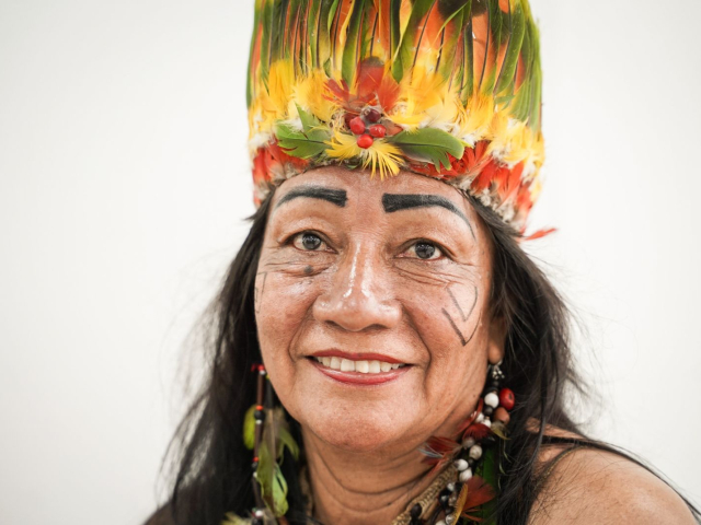 una-mujer-con-tocado-con-plumas-y-flores