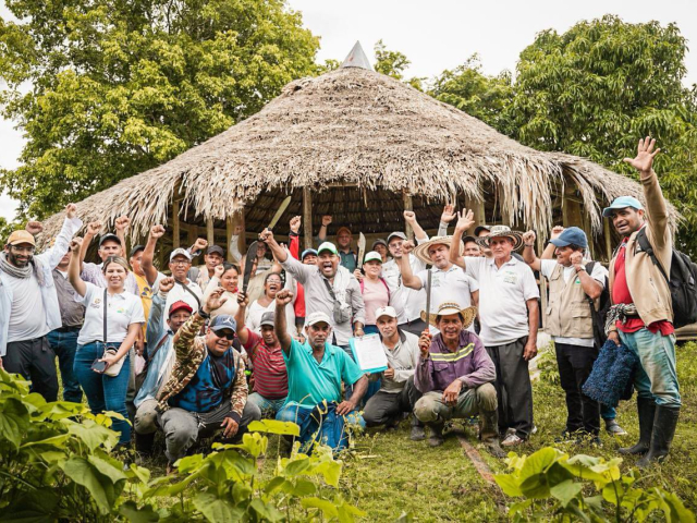 un-grupo-de-personas-posando-para-una-foto-frente-a-una-cabana