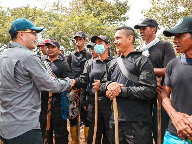 un-grupo-de-hombres-con-sombreros-estan-parados-saludando-a-director-ant