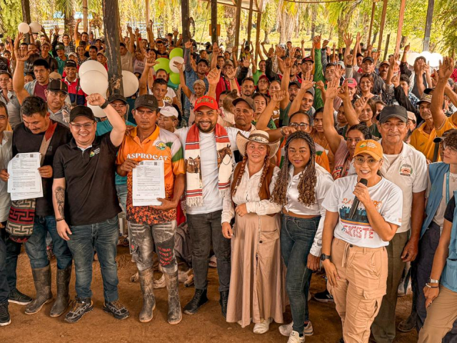un-grupo-de-personas-paradas-alzando-sus-brazos