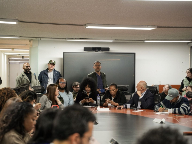 Foto de reunión mesa de dialogo entre el Gobierno Nacional y la Asociación de Consejos Comunitarios del Norte del Cauca – ACONC