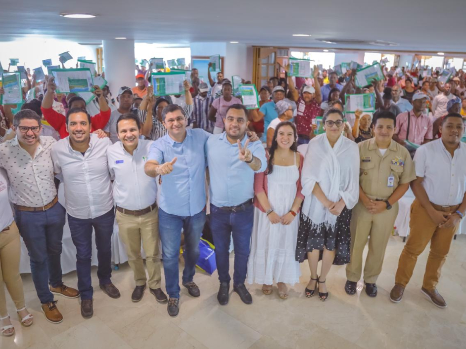 Aparecen varias familias de Bolívar en evento de ANT, recibiendo títulos de propiedad en compañía de la Directora de la ANT, Myriam Martínez, y otros funcionarios.
