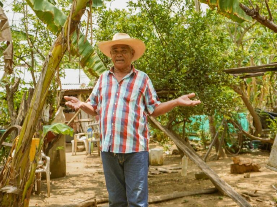 Señor campesino frente a su casa.