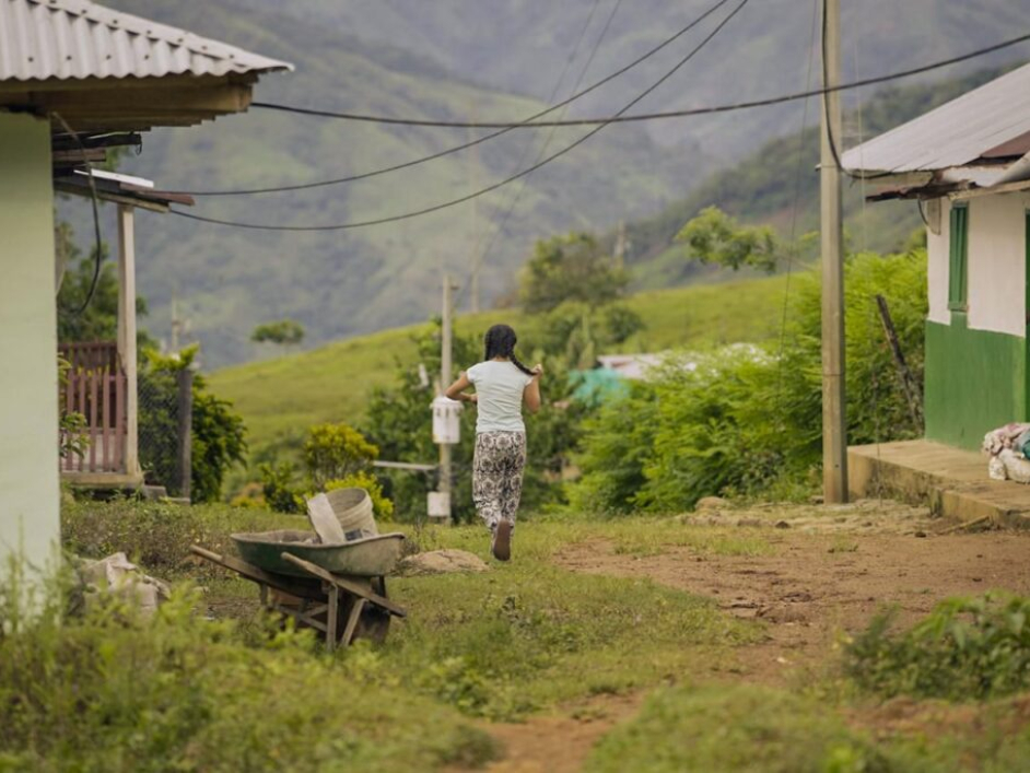 FOTO ENTREGA TÍTULOS EL ARO-ITUANGO-ANT JUNIO 2024