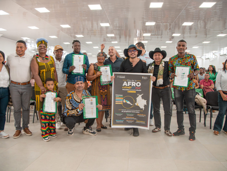 En la imagen esta el director general de la ANT, acompañado de un gran numero de personas , con un cartel que conmemora el día de la afrocolombianidad