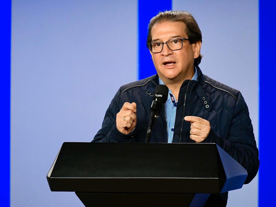 El Ministro de Agricultura, Rodolfo Enrique Zea Navarro, anunciando la disposición todos los canales de atención del Ministerio y la línea exclusiva de denuncias vía WhatsApp.