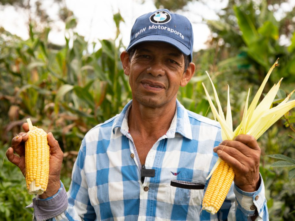 Campesino mostrando algunos de sus productos de siembra.
