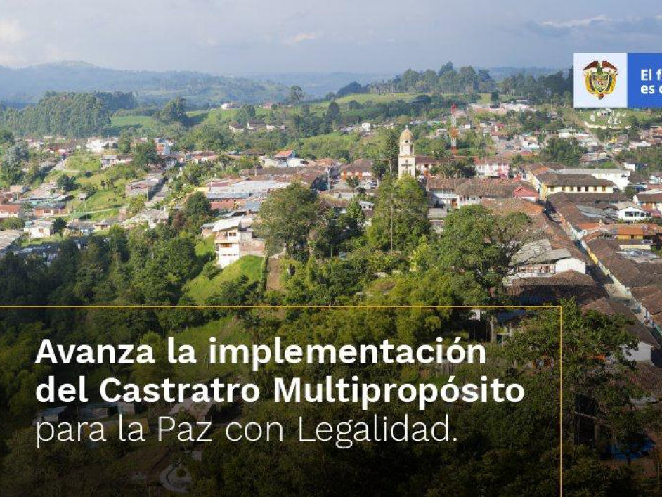 Fotografía panorámica del pueblo (sin identificar). la cual funciona como anuncio  para comunicar: AVANZA LA IMPLEMENTACIÓN DEL CATASTRO MULTIPROPÓSITO PARA LA PAZ CON LEGALIDAD. En la parte superior derecha está el logo del Gobierno: EL FUTURO ES DE TODOS / GOBIERNO DE COLOMBIA 