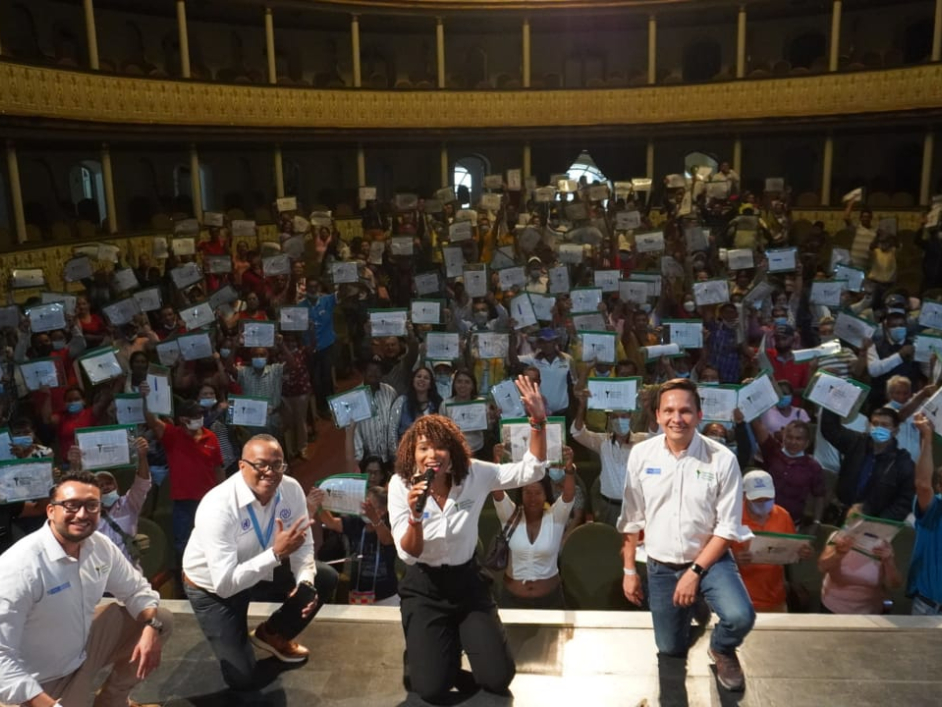 Funcionarios de la ant en auditorio junto a campesinos de Popayán 