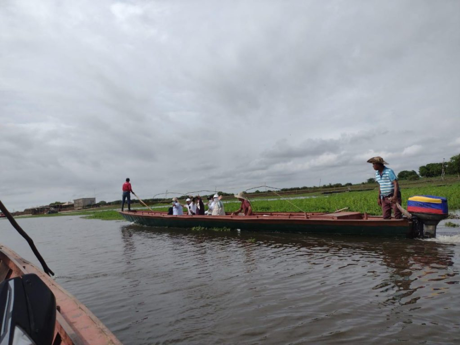 Personas navegando en la ciénaga.