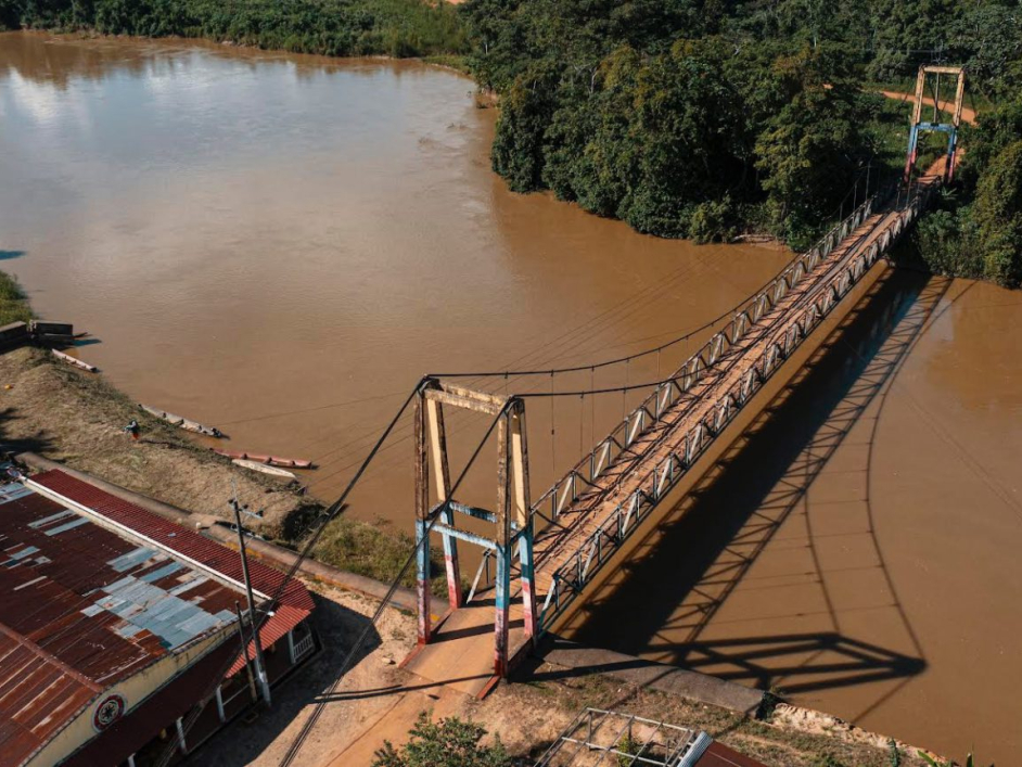 Fotografía aérea de un puente que atraviesa un río en el Meta.