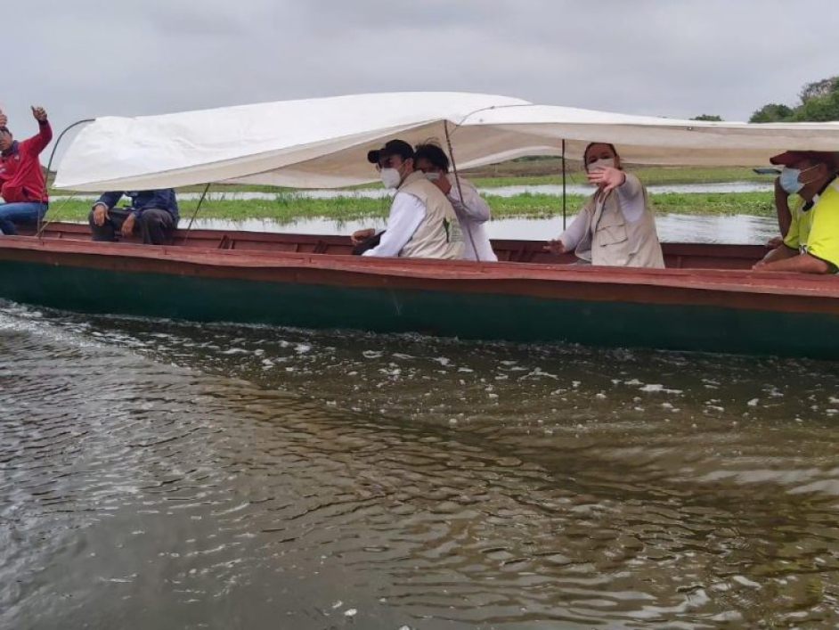 Personas navegando en la ciénaga.