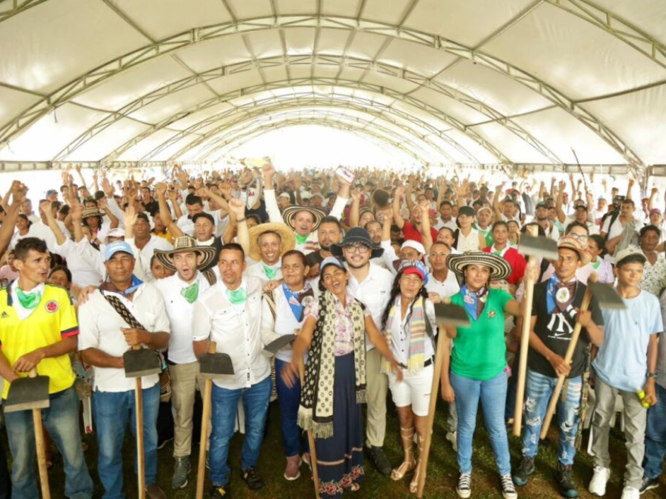 Familias campesinas asistentes a la entrega de tierras en Pailitas, Cesar.