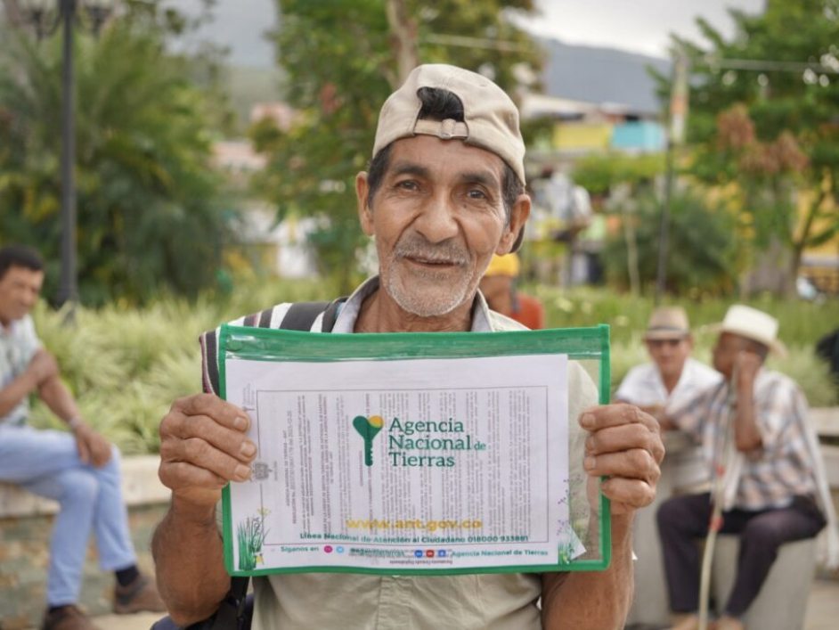 Señor campesino de Amalfi recibiendo títulos