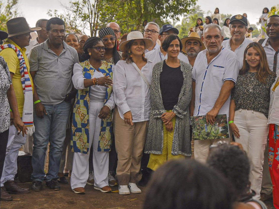 Miembros del gobierno, Gerardo Vega y beneficiarios afro e indígenas con la entrega de tierras.