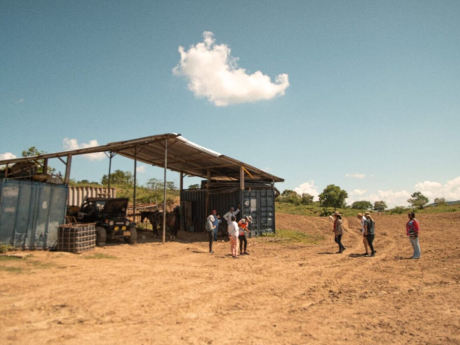 Fotografía de un terreno y algunos campesinos en él.