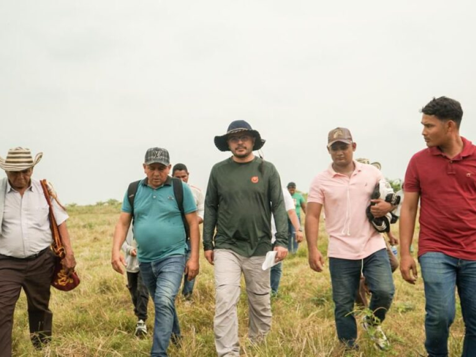 Grupo de varios hombres caminando sobre un predio.