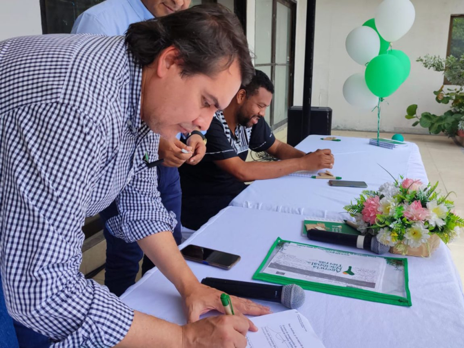 Tony Lozano Berrocal, director de Ordenamiento Social de la Propiedad de la ANT, firmando un documento.