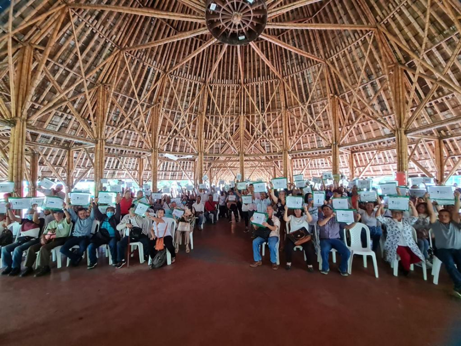 Familias campesinas de Risaralda que recibieron títulos de propiedad