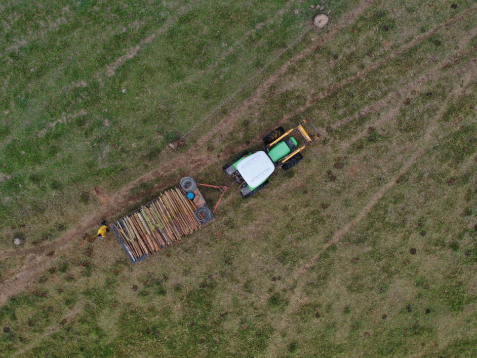 Fotografía aérea de un tractor en un terreno.