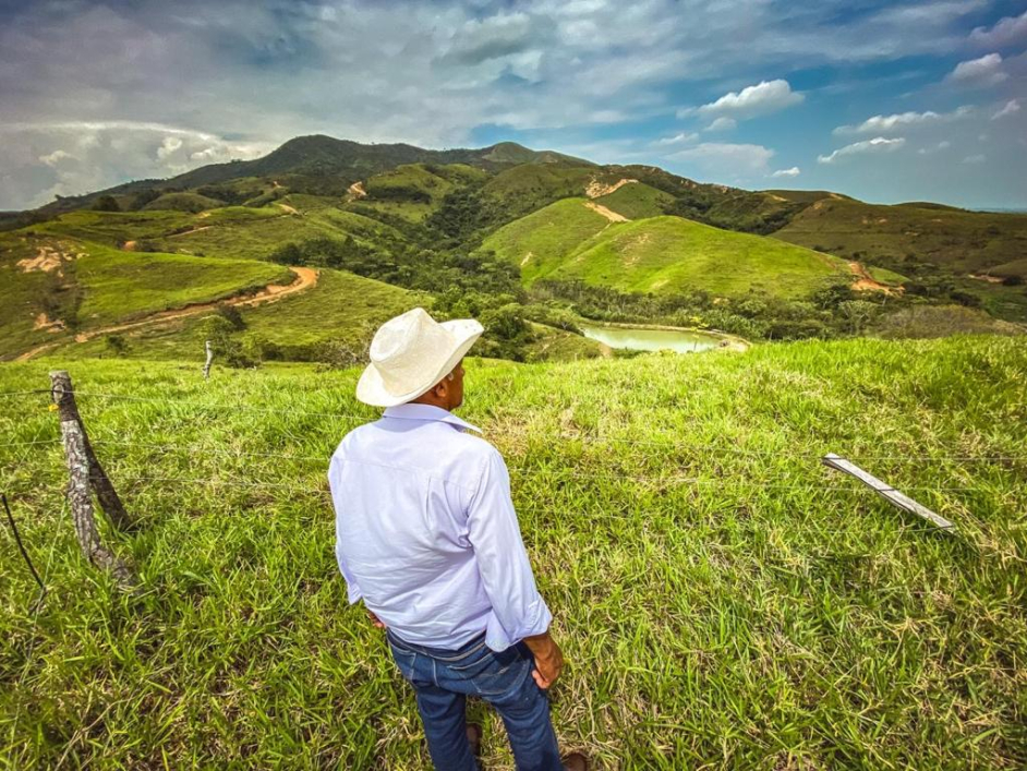 Hombre campesino viendo llanura y montañas de Totoró, Cauca