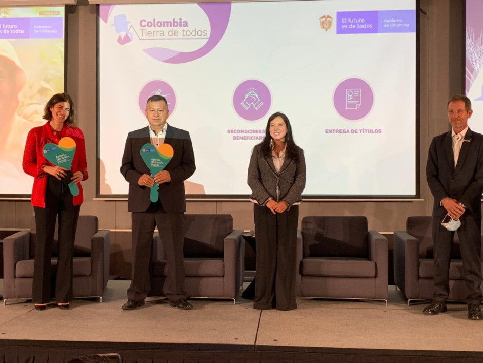 Ex directora de la ANT Myriam Carolina Martínez, junto al alcalde de Ataco, y otros funcionarios en conferencia