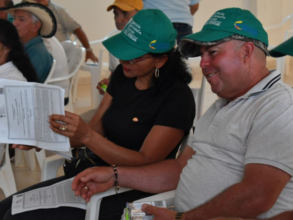 Dos personas revisando unos documentos.