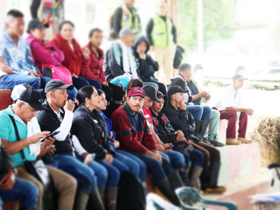 Varias personas en la feria de servicios institucionales de la Zona de Reserva Campesina Pato-Balsillas