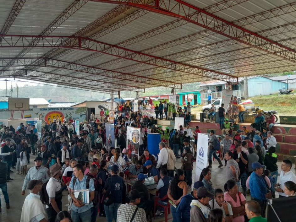 Varias personas en la feria de servicios institucionales de la Zona de Reserva Campesina Pato-Balsillas