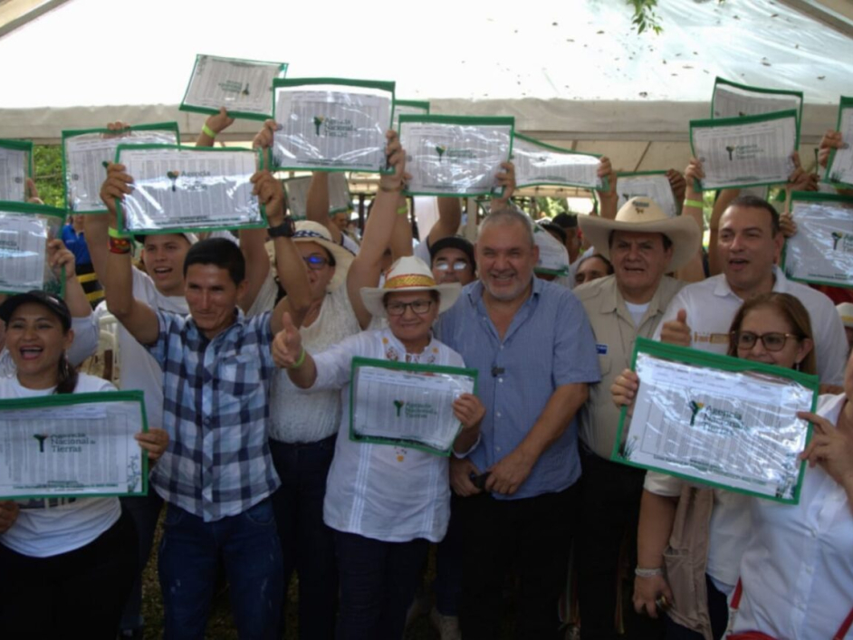 Campesinos celebrando con sosteniendo sus títulos, entre ellos, Gerardo Vega.