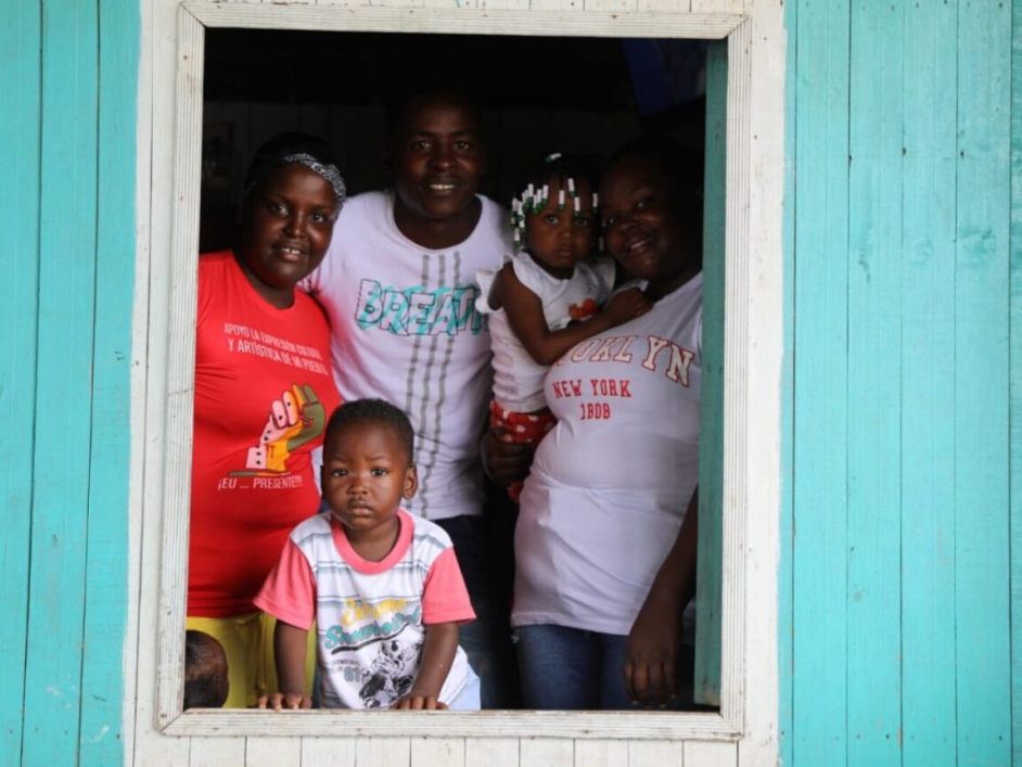 Fotografía de una familia afrocolombiana.