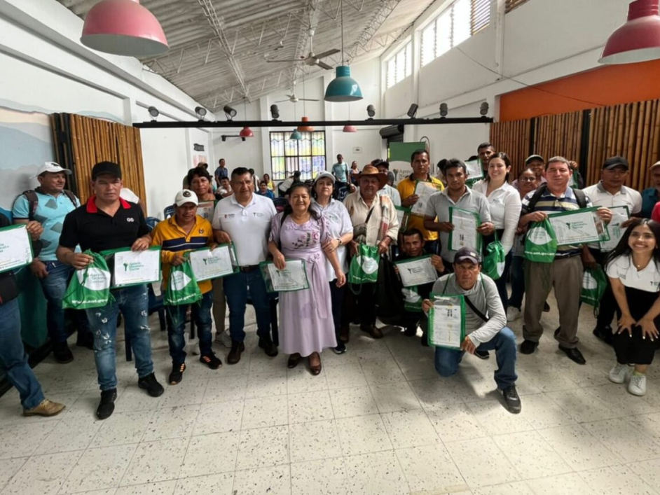 Familias campesinas recibiendo sus títulos de propiedad rural en Putumayo