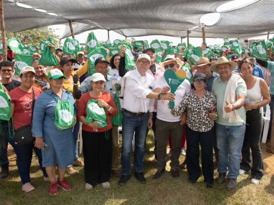 Campesinos del Meta recibiendo sus hectáreas.
