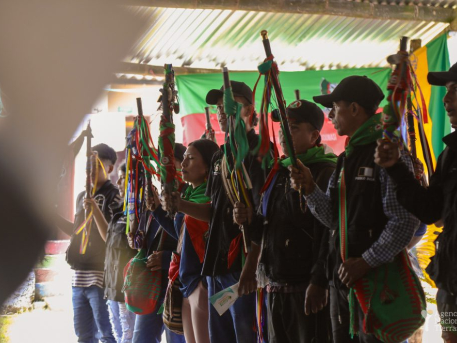 Grupo de scouts haciendo un acto simbólico.