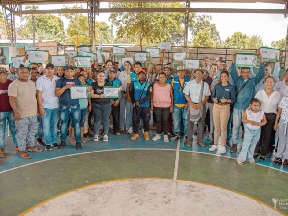 Familias campesinas de Caceres - Antioquia recibiendo 95 títulos de tierras por parte de la ant