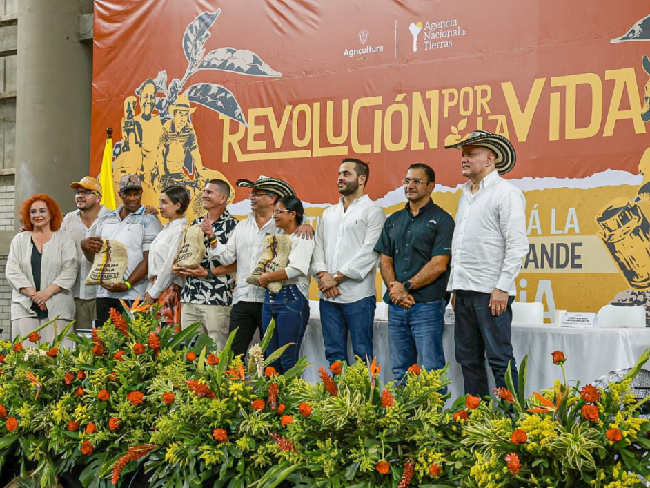 Presidente de la República y directivos en el evento de la ANT.