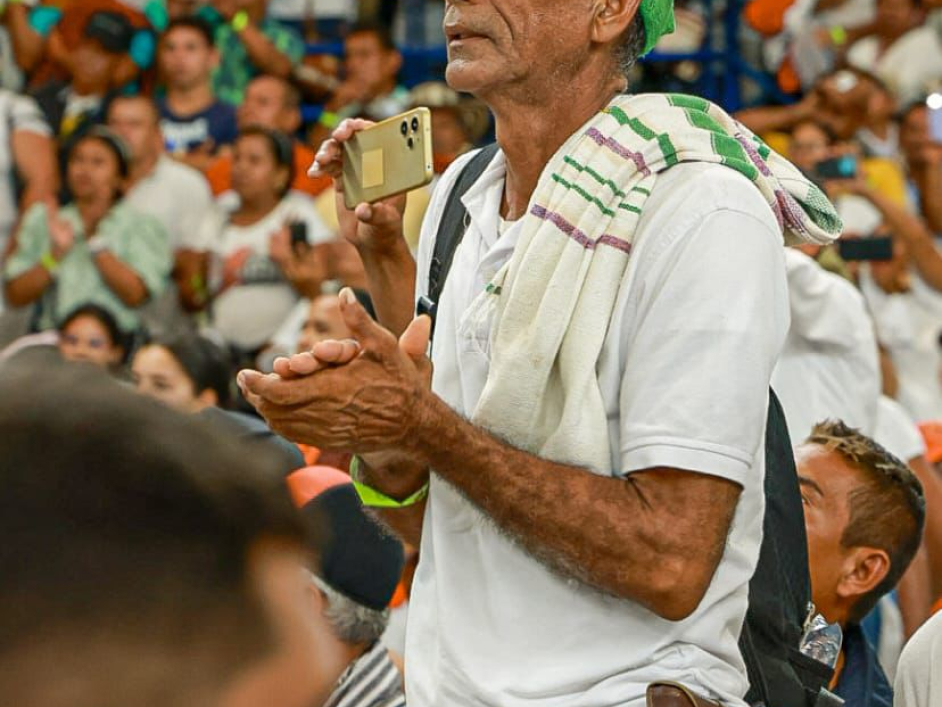 Campesino en el evento de entrega de tierras.