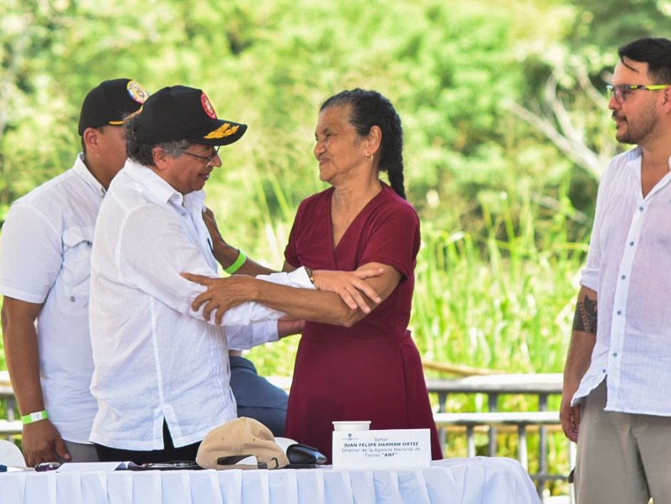 Presidente conversando con una señora en el evento de entrega de tierras.