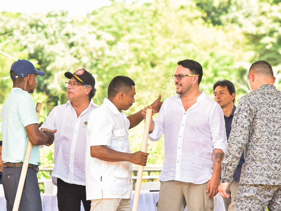 Presidente de la República y director de la ANT conversando con asistentes al evento.