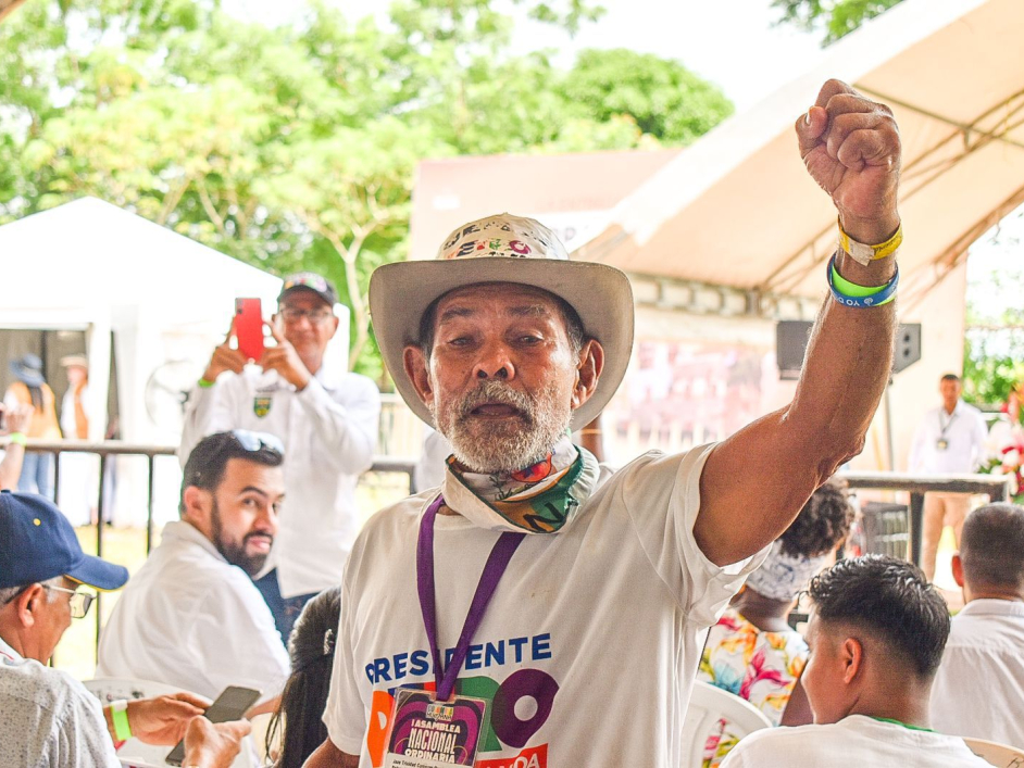 Campesino en el evento de entrega de tierras.