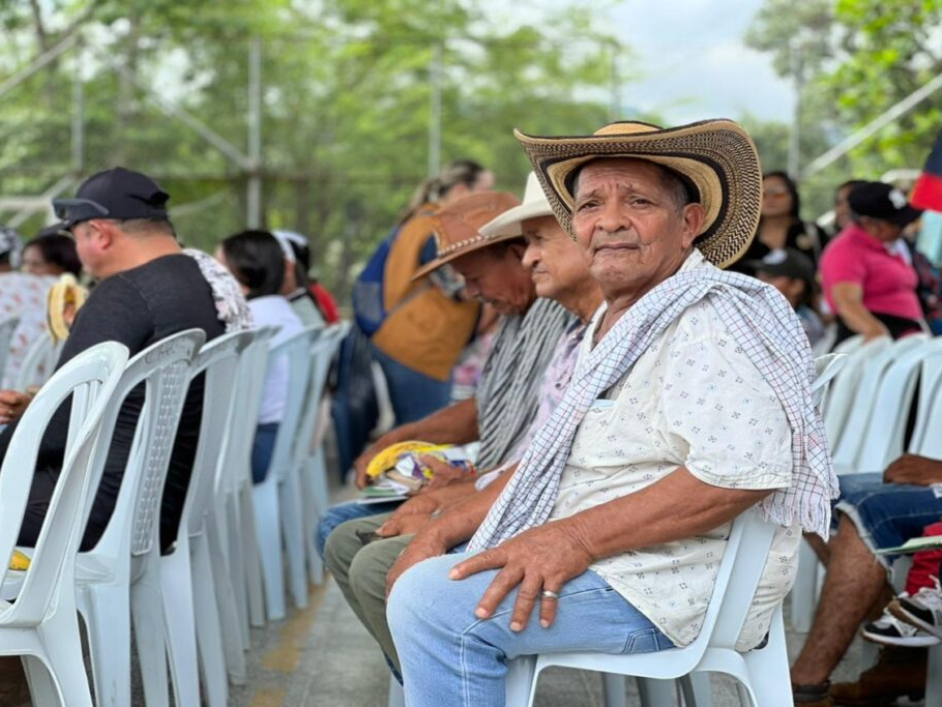 Campesinos de Tarazá - Antioquia durante audiencia de ANT